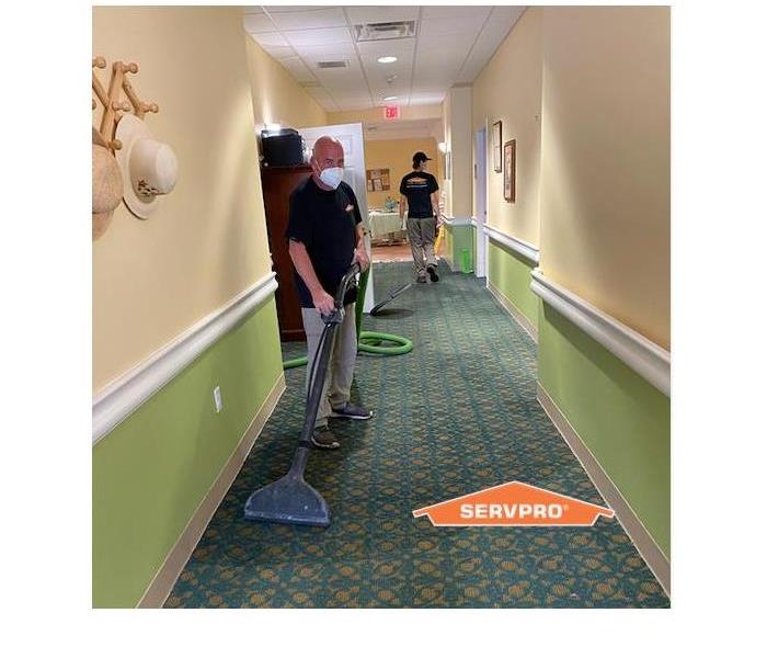 SERVPRO staff extracting water from Jacksonville assisted living facility